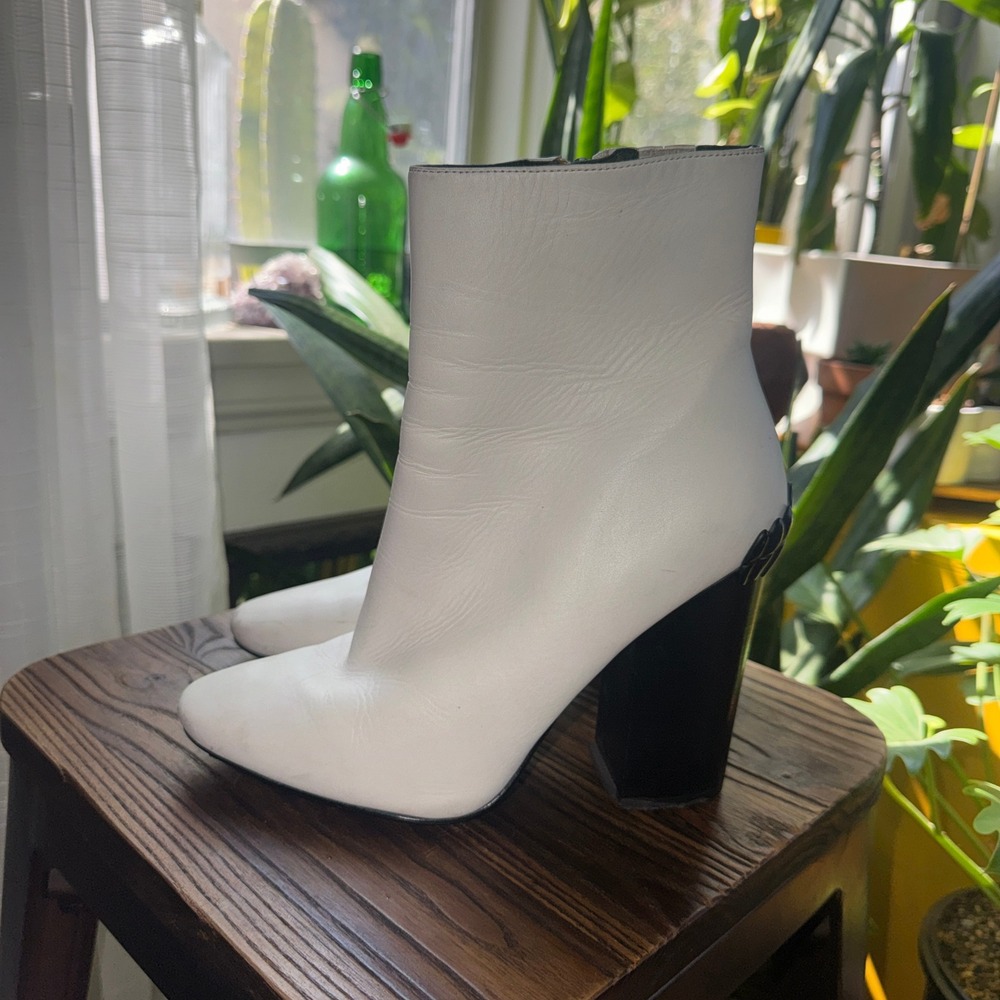 Kendall + Kylie White Leather Pointed Toe Ankle Boots Black Block Heel Size 8.5M